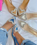 Tacón stiletto con hebilla en forma de corazón